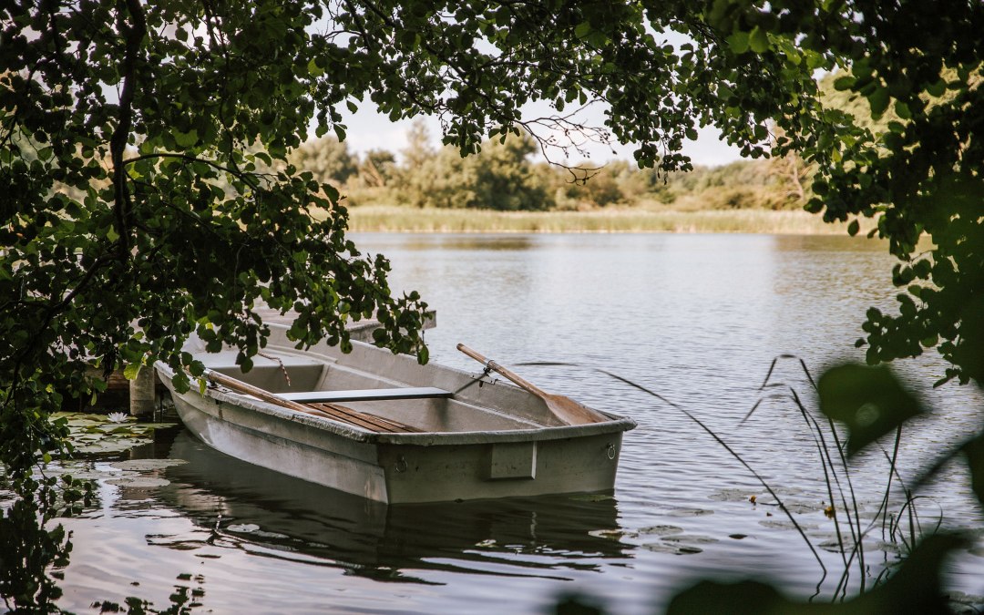 Een boot voor een pauze op het meer, © Gutshaus Gremmelin
