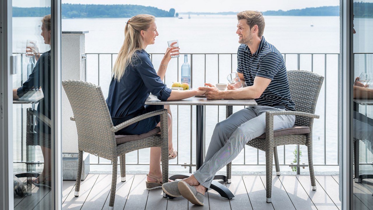 Balkon z widokiem na wodę // &copy; DOMUSimages