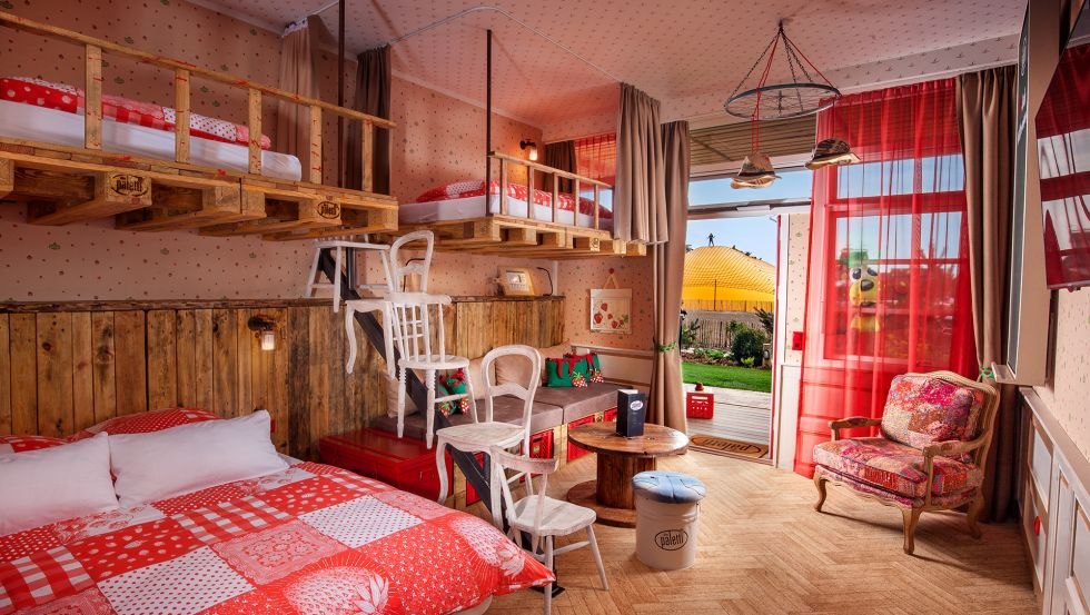 De hotelkamer is ook ingericht met oog voor detail - natuurlijk met veel upcycling-ideeën. // © Karls Tourismus GmbH De hotelkamer is ook ingericht met oog voor detail - natuurlijk met veel upcycling-ideeën. // © Karls Tourismus GmbH