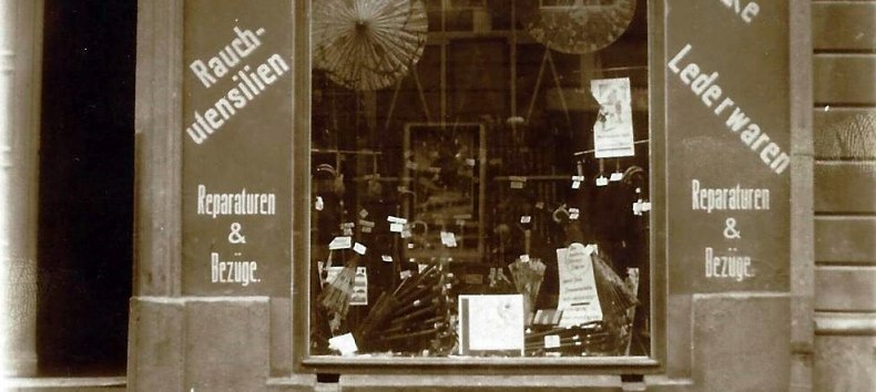 Gesch&auml;ft des vormaligen Hofschirmfabrikanten H. Pundt in Wismar, 1927 // &copy; H. Linck, Schwerin