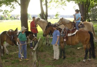 Trail riders and drivers can take breaks at various rest stops on the tour, © Storeck Trail riders and drivers can take breaks at various rest stops on the tour, © Storeck