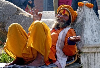 A sadhu is a Hindu wandering and mendicant monk who deliberately withdraws from ordinary life and devotes himself to meditation and prayer. // &copy; Dr. R&uuml;diger Wenzel