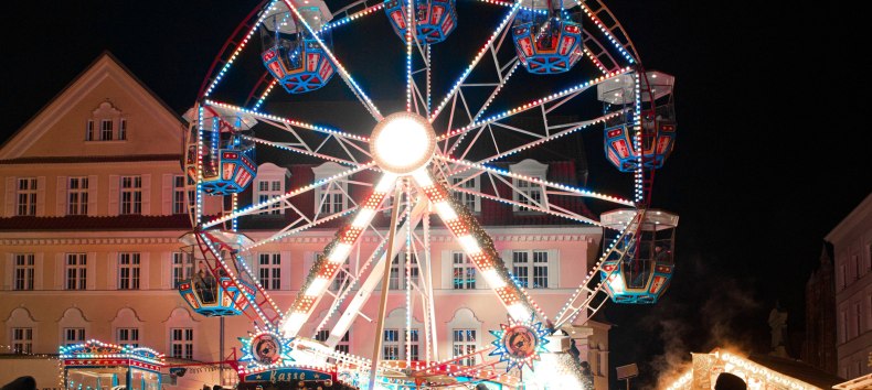 Der Stralsunder Weihnachtsmarkt wird um 17 Uhr mit dem traditionellen Stollenanschneiden feierlich eröffnet. // © Stadtwerke Stralsund SwenLewerenz Der Stralsunder Weihnachtsmarkt wird um 17 Uhr mit dem traditionellen Stollenanschneiden feierlich eröffnet. // © Stadtwerke Stralsund SwenLewerenz