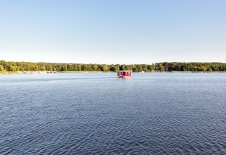 Experience endless expanses during a trip on a raft across the Stolpsee lake // &copy; TMB-Fotoarchiv/Steffen Lehmann