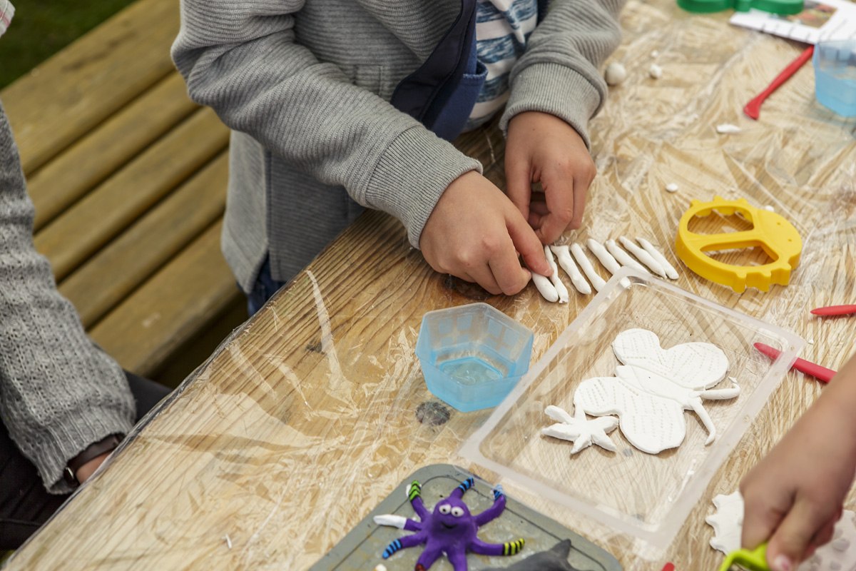 Pottenbakken met kinderen in kunstenaarsdorp Ahrenshoop, © Kurverwaltung Ahrenshoop · Foto voigt&kranz UG, Prerow Pottenbakken met kinderen in kunstenaarsdorp Ahrenshoop, © Kurverwaltung Ahrenshoop · Foto voigt&kranz UG, Prerow