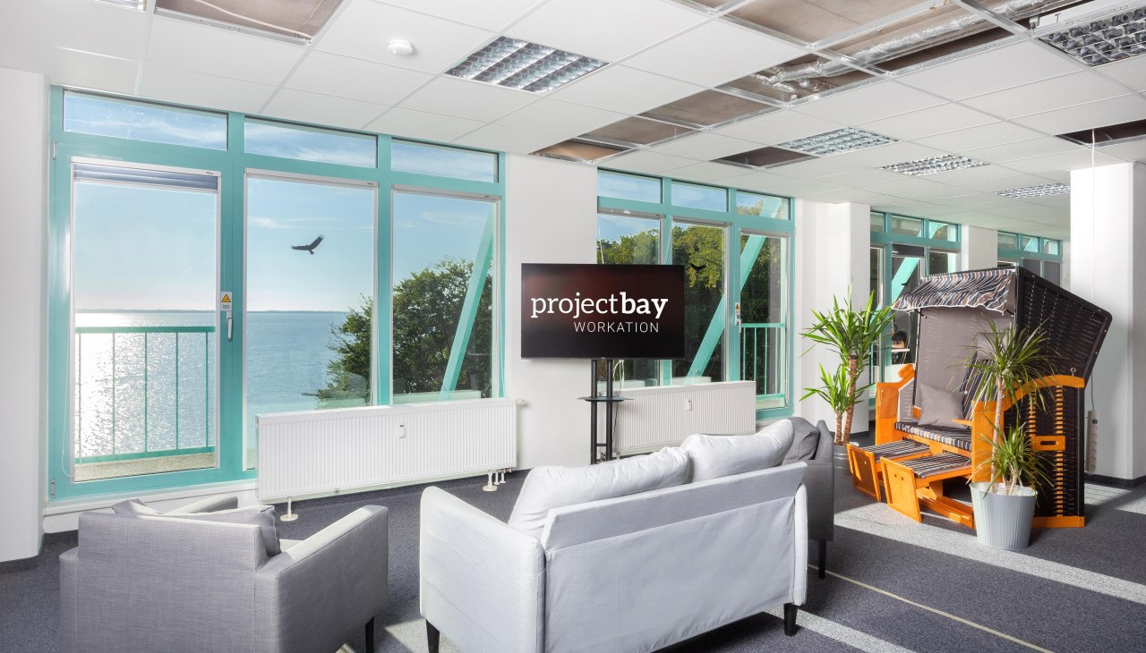 Salon z panoramicznym widokiem na morze, idealny na relaksujące przerwy lub nieformalne spotkania., © Project Bay
