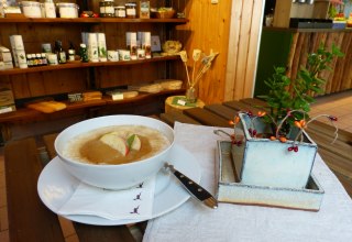 F&uuml;r Diejenigen, die einmal keinen Appetit auf Wild haben, erweiterten wir unsere kleine Imbisspalette um vegetarische und s&uuml;&szlig;e Alternativen. Ebenso finden Sie Kaffee, Kuchen und Geb&auml;ck. // &copy; Waldservice und Energie GmbH