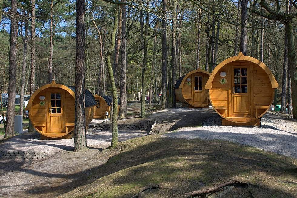 De slaaptonnen op camping Pommernland onder de bomen op het eiland Usedom // &copy; A. Beggerow