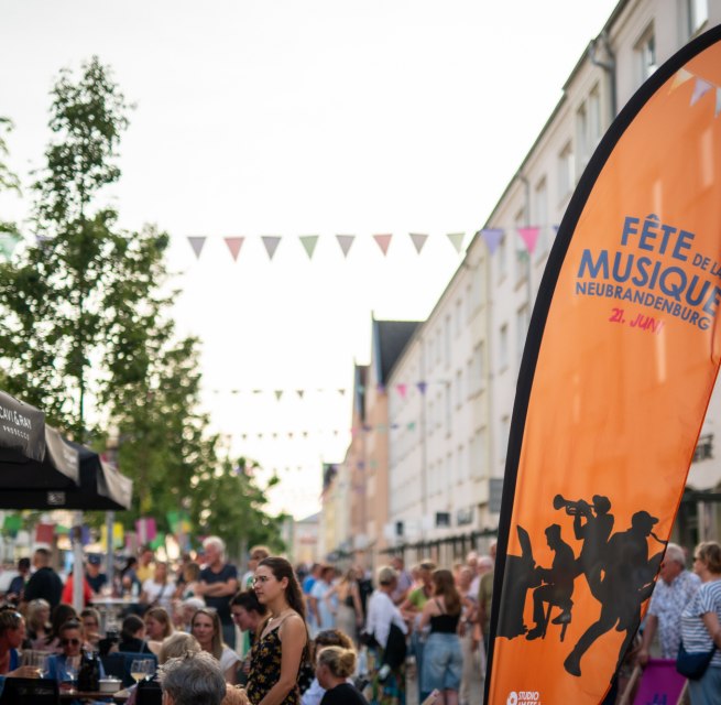 Cheerful get-together on Turmstrasse during the F&ecirc;te de la Musique. // &copy; Jessica Schuck