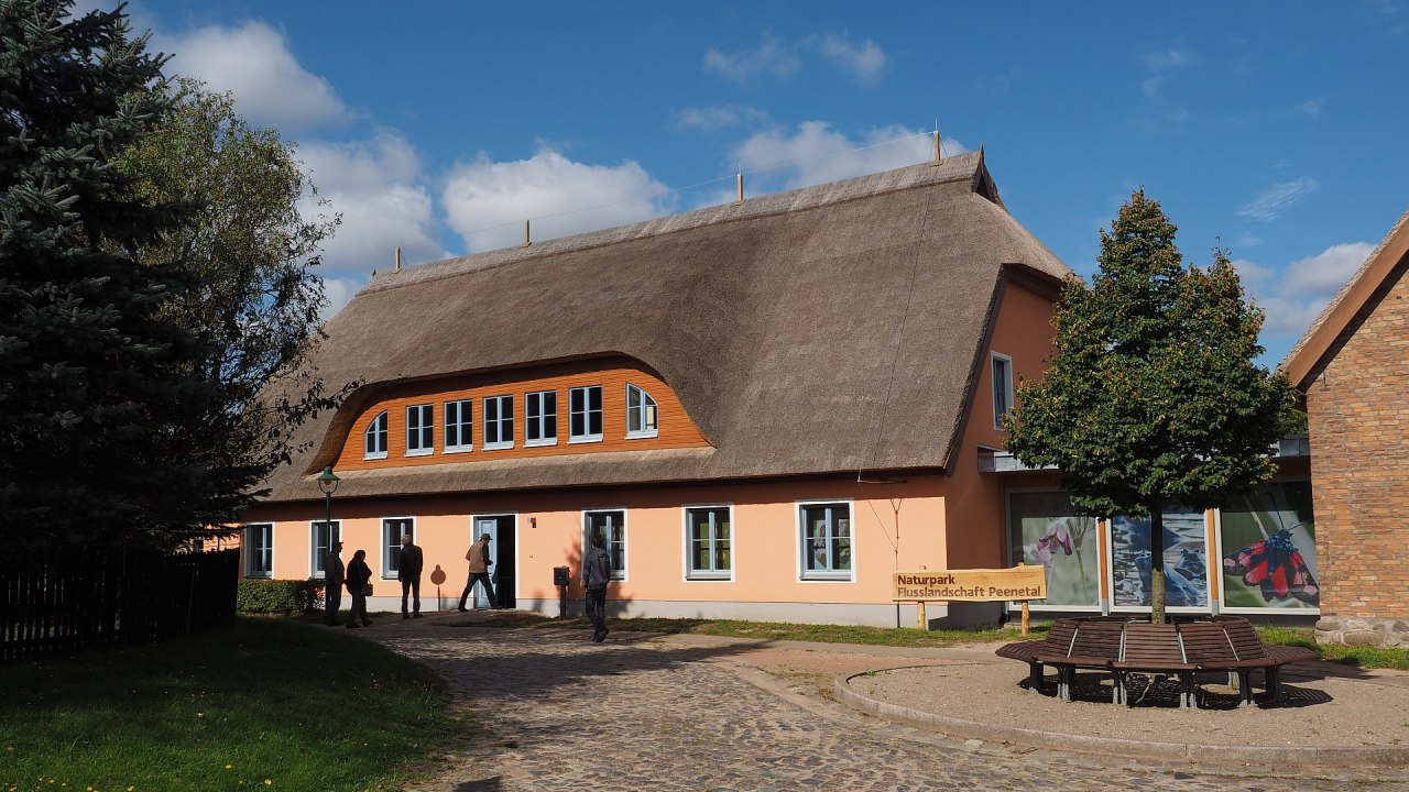 Buitenaanzicht van het bezoekersinformatiecentrum van het Natuurpark rivierlandschap Peenedal // © Harald Karl Buitenaanzicht van het bezoekersinformatiecentrum van het Natuurpark rivierlandschap Peenedal // © Harald Karl