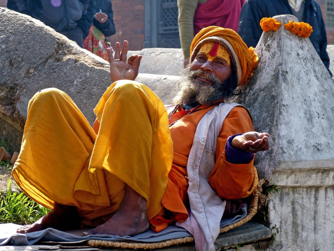 A sadhu is a Hindu wandering and mendicant monk who deliberately withdraws from ordinary life and devotes himself to meditation and prayer. // &copy; Dr. R&uuml;diger Wenzel