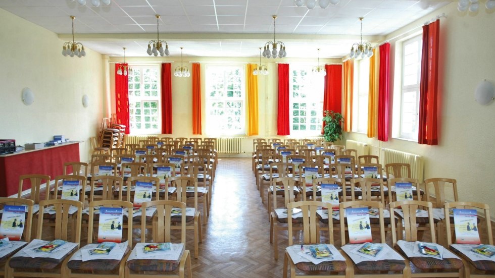 Perfect voor muziekgroepen en koren: een grote zaal en drie repetitieruimtes, elk met een digitale staande piano, © DJH MV / Danny Gohlk