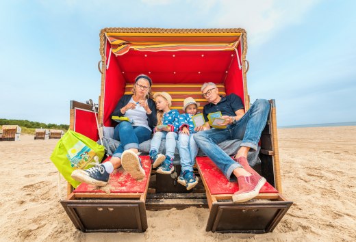 Knuffelen met grootouders in een strandstoel, een zandkasteel bouwen of een pauze nemen voor vakantiefoto's - een dagje strand met grootouders., © TMV/Tiemann