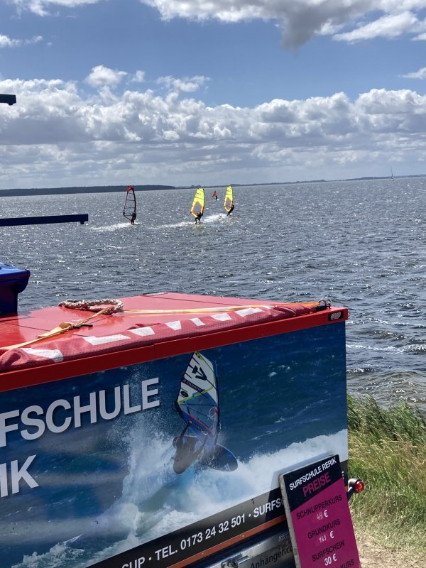 Advanced windsurfers at speed on the Salzhaff in Rerik with modern rental equipment from the Rerik surf school. Ideal wind conditions, shallow water and plenty of space offer perfect conditions for safe windsurfing on the Baltic Sea. // © Henning Schult Advanced windsurfers at speed on the Salzhaff in Rerik with modern rental equipment from the Rerik surf school. Ideal wind conditions, shallow water and plenty of space offer perfect conditions for safe windsurfing on the Baltic Sea. // © Henning Schult