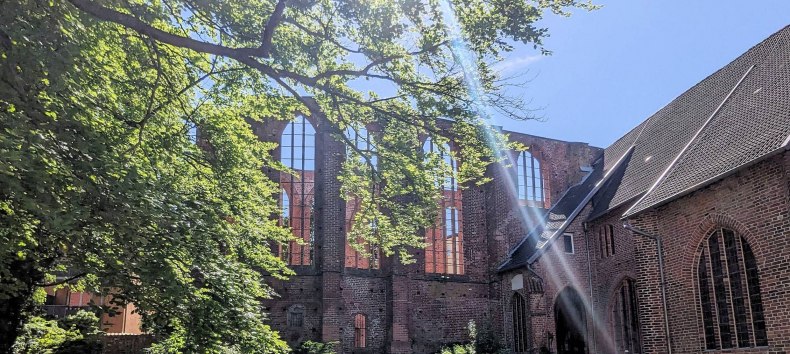 Johannisklsiter im Sonnenschein und Rosengarten im Vordergrund.
Anfang Mai // © HANSESTADT Stralsund Johannisklsiter im Sonnenschein und Rosengarten im Vordergrund.
Anfang Mai // © HANSESTADT Stralsund