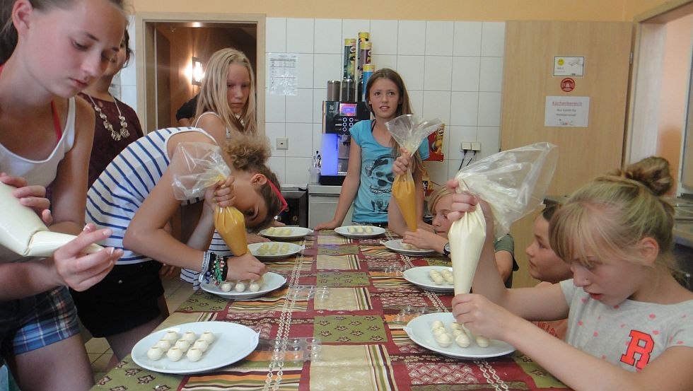 Chocolaatjes maken - zoete traktaties voor onze gasten, jong en oud, © Kinder- und Jugendhotel Verchen Chocolaatjes maken - zoete traktaties voor onze gasten, jong en oud, © Kinder- und Jugendhotel Verchen