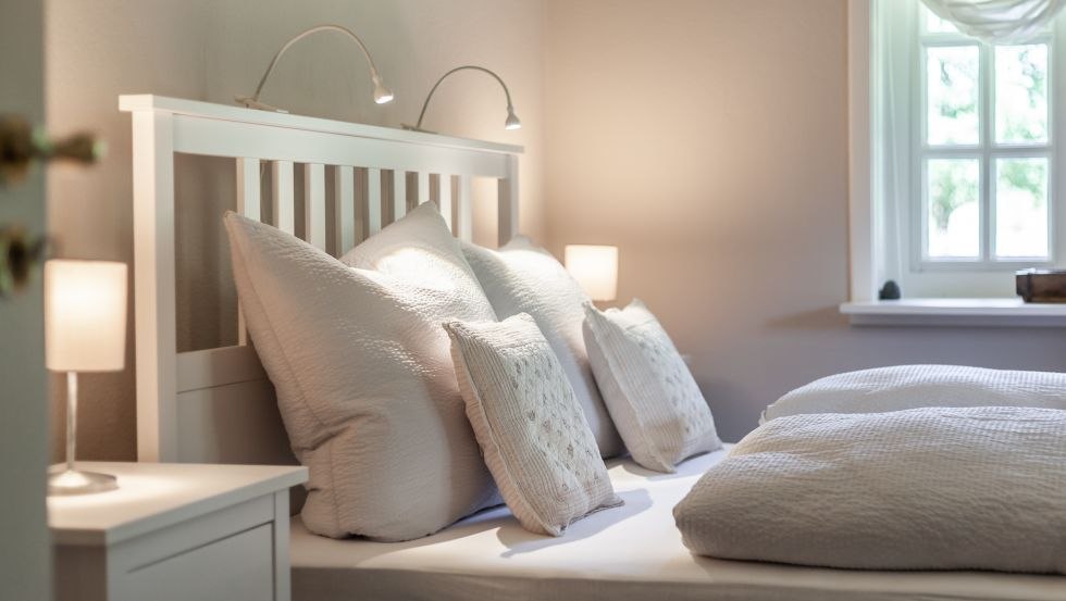 Tweepersoonsbed in een vakantiehuis van Belvilla, © Belvilla Ostseeküste