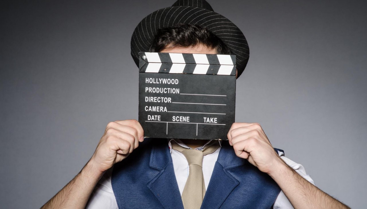 k1600_man-met-film-flap_adobe_locatie-tour, © Adobe Stock k1600_man-met-film-flap_adobe_locatie-tour, © Adobe Stock