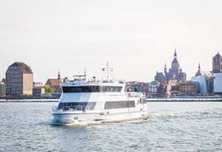 Erleben Sie die Insel Hiddensee bei einem Tagesausflug ab Stralsund. // © Weiße Flotte GmbH Erleben Sie die Insel Hiddensee bei einem Tagesausflug ab Stralsund. // © Weiße Flotte GmbH
