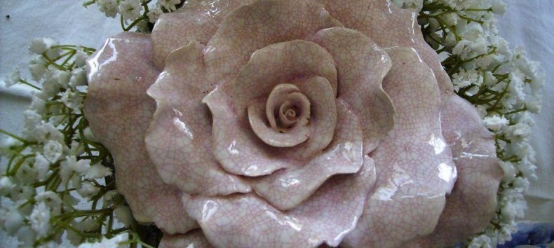 Glazed ceramic rose // &copy; Rosentau-Keramik/Rehfeld