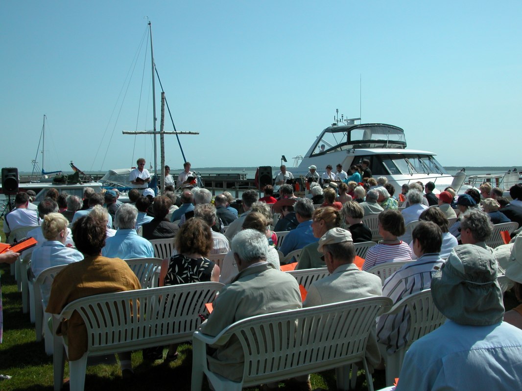 Havendienst, &copy; Gottesdienst am Hafen Dierhagen2.JPG