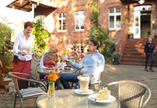 G&auml;ste im Freien beim Kaffeetrinken // &copy; MV-T/Foto@Andreas-Duerst.de