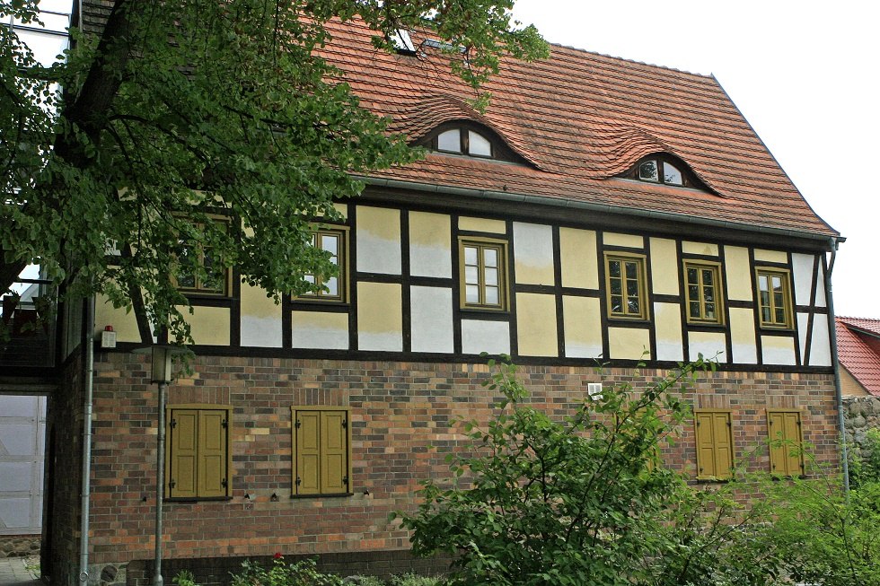 Widok z tyłu muzeum (dom z muru pruskiego) // © Sabrina Wittkopf-Schade Widok z tyłu muzeum (dom z muru pruskiego) // © Sabrina Wittkopf-Schade