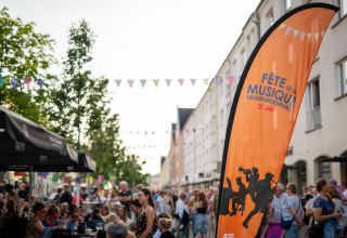 Cheerful get-together on Turmstrasse during the F&ecirc;te de la Musique. // &copy; Jessica Schuck