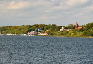 Blick auf Altef&auml;hr mit St. Nikolai Kirche // &copy; Tourismuszentrale R&uuml;gen