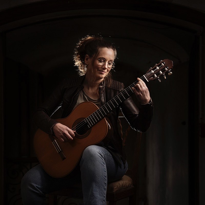 Annika Hutschreuther spielt Gitarre // &copy; Christian Schirbort