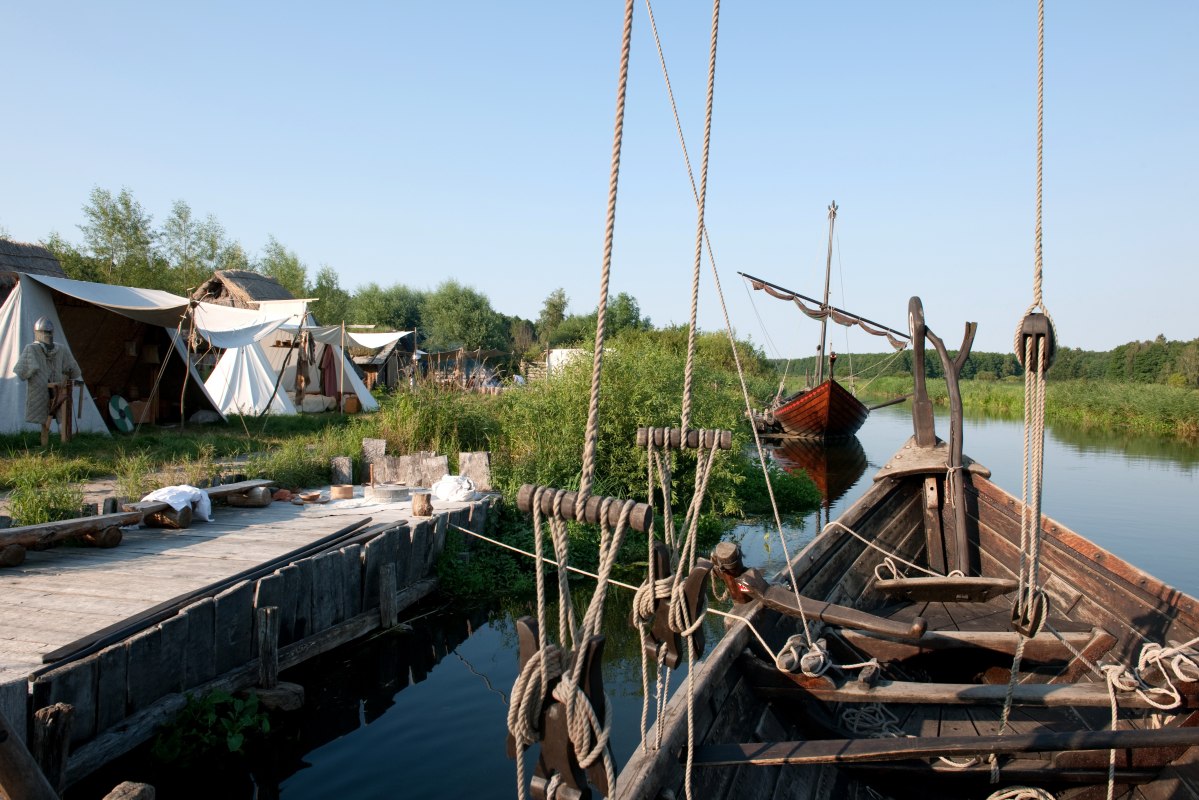 Slavische boten op de Uecker bij Ukranendorf, © Leo Seidel Slavische boten op de Uecker bij Ukranendorf, © Leo Seidel