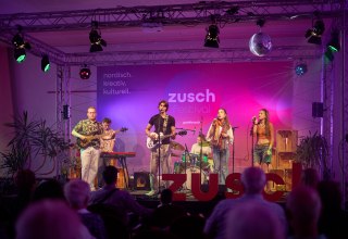 eine junge Band steht auf der beleuchteten Bühne // © Oliver Borchert eine junge Band steht auf der beleuchteten Bühne // © Oliver Borchert