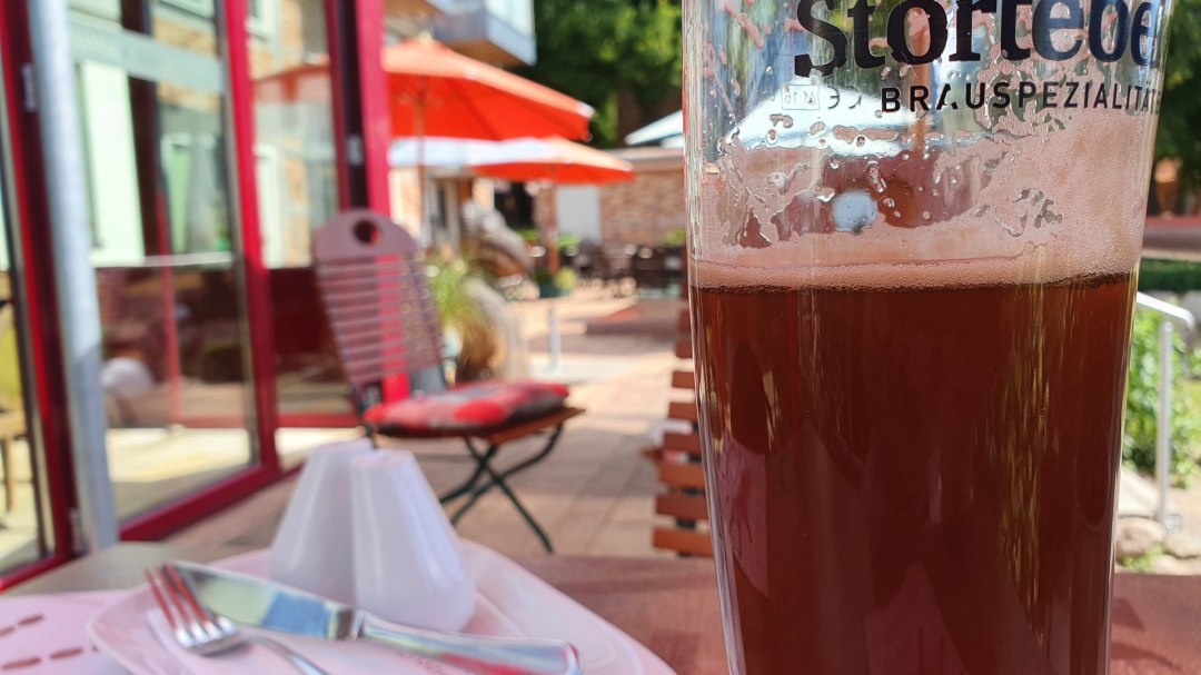 Latem można delektować się przekąskami na tarasie w ogrodzie, © Sabine Maus