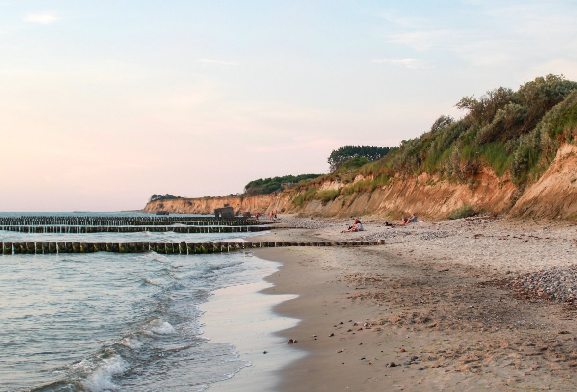 Klify na plaży w bałtyckim kurorcie Wustrow // &copy; TMV/Gohlke