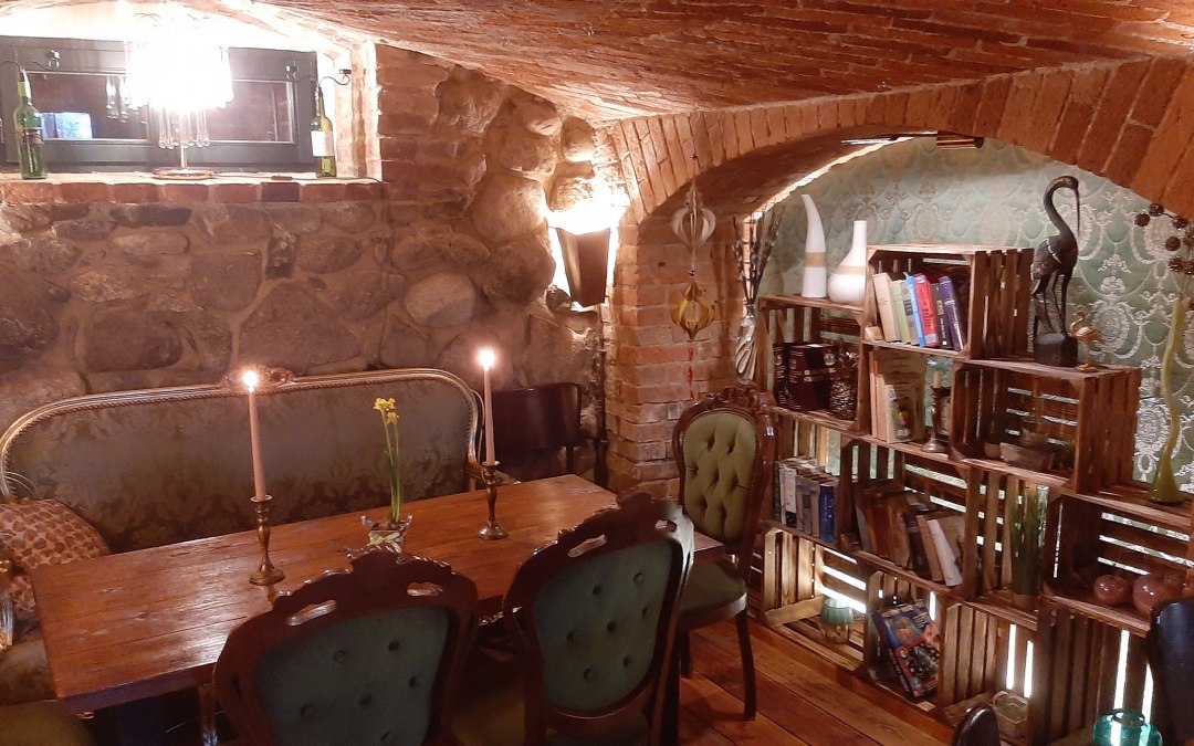 cozy sitting area with bookshelf, © Tina Schönfeld