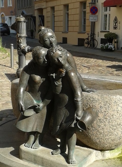 Fountain for girls Fährstraße corner Schillstraße, © Renate Keitmann Fountain for girls Fährstraße corner Schillstraße, © Renate Keitmann