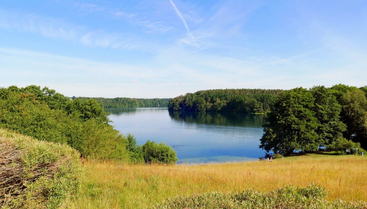 Częściowo dziewicza natura krajobrazu jeziora Feldberg zachęca do odpoczynku, © Birgit Riemer