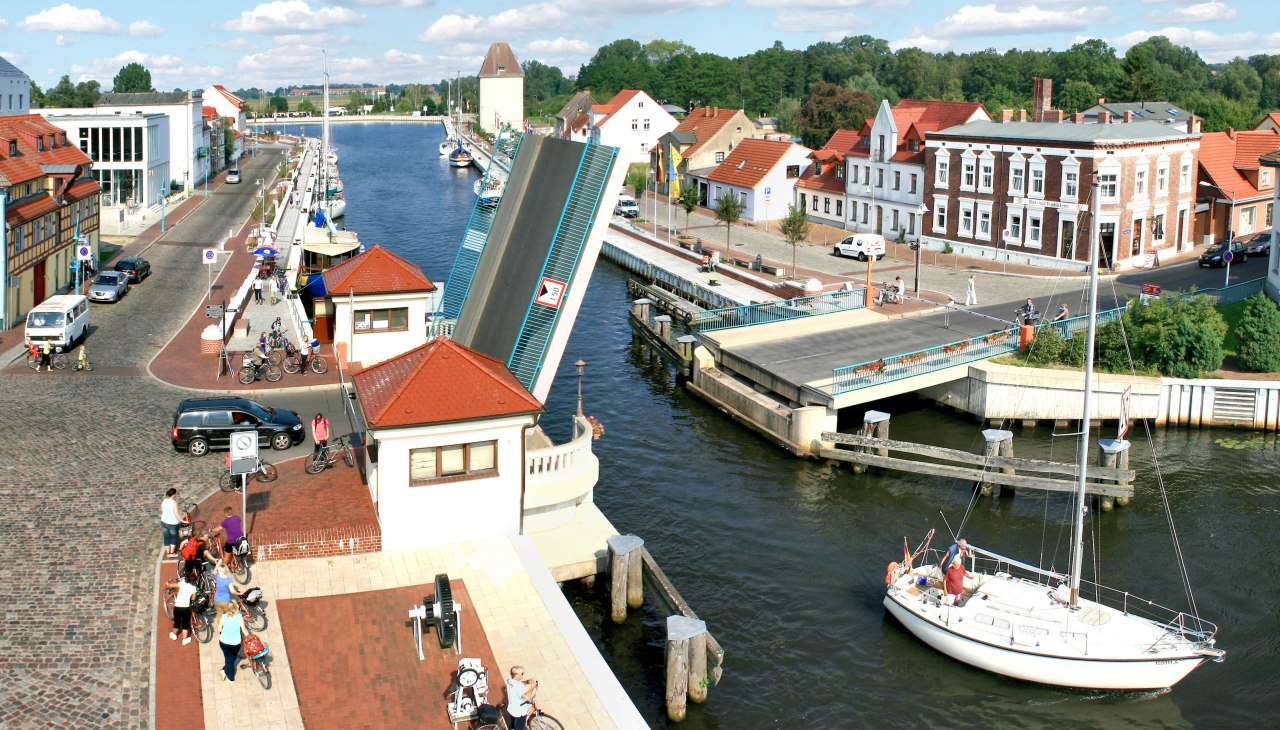 Port w nadmorskim kurorcie Ueckerm&uuml;nde z otwartym mostem zwodzonym nad rzeką Uecker, &copy; Stadt Seebad Ueckerm&uuml;nde