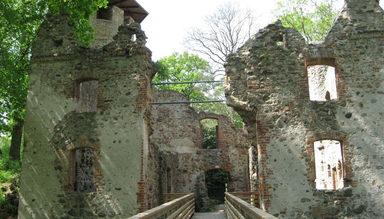 Przejdź przez most, aby dotrzeć do wewnętrznej części Veste Landskron, © Angelika Michaelis Przejdź przez most, aby dotrzeć do wewnętrznej części Veste Landskron, © Angelika Michaelis