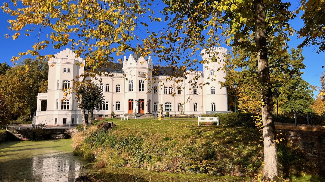 Zamek Schlemmin widok z przodu jesień, © Schloss Schlemmin