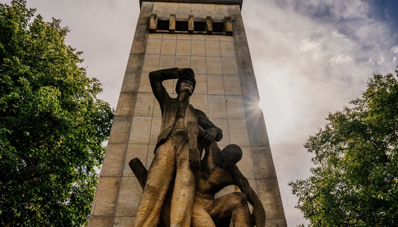 Bell tower with figures at the Fünfeichen memorial site, © Christian Thiele Bell tower with figures at the Fünfeichen memorial site, © Christian Thiele