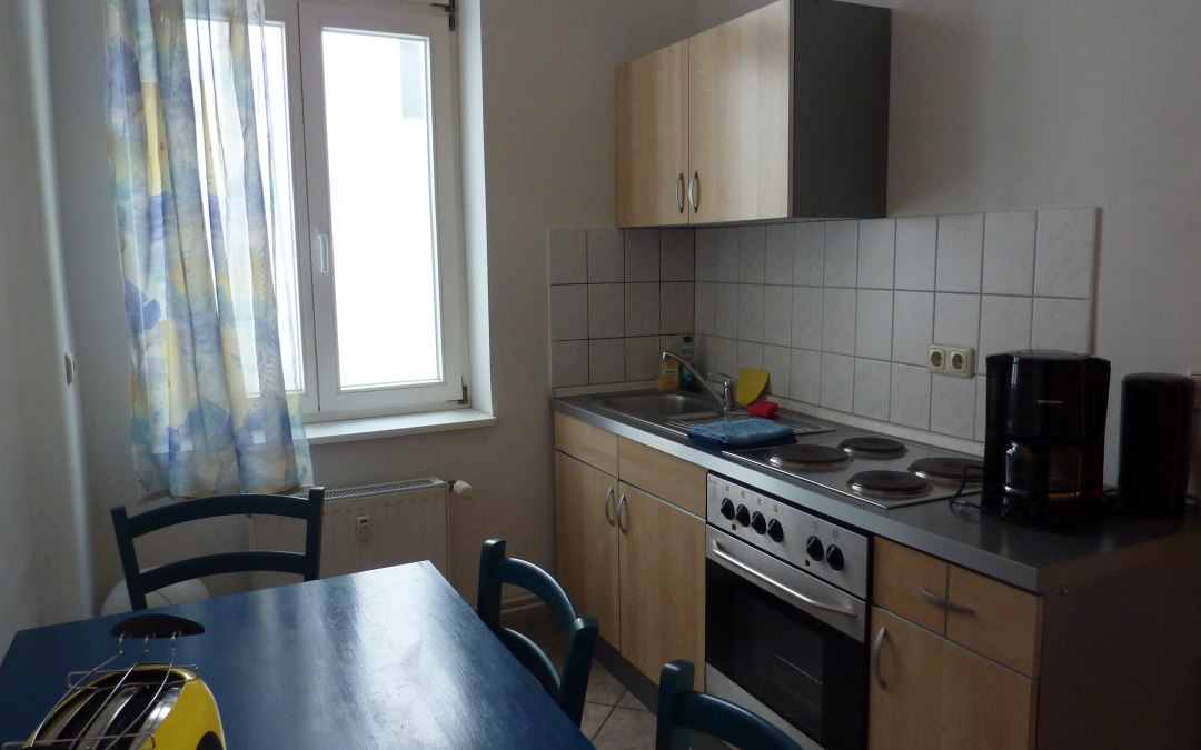 Keuken met tafel en wastafel, © Galina Diran