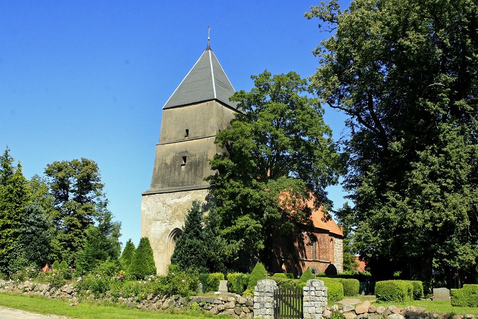 Buitenaanzicht van de kerk // &copy; Sabrina Wittkopf-Schade