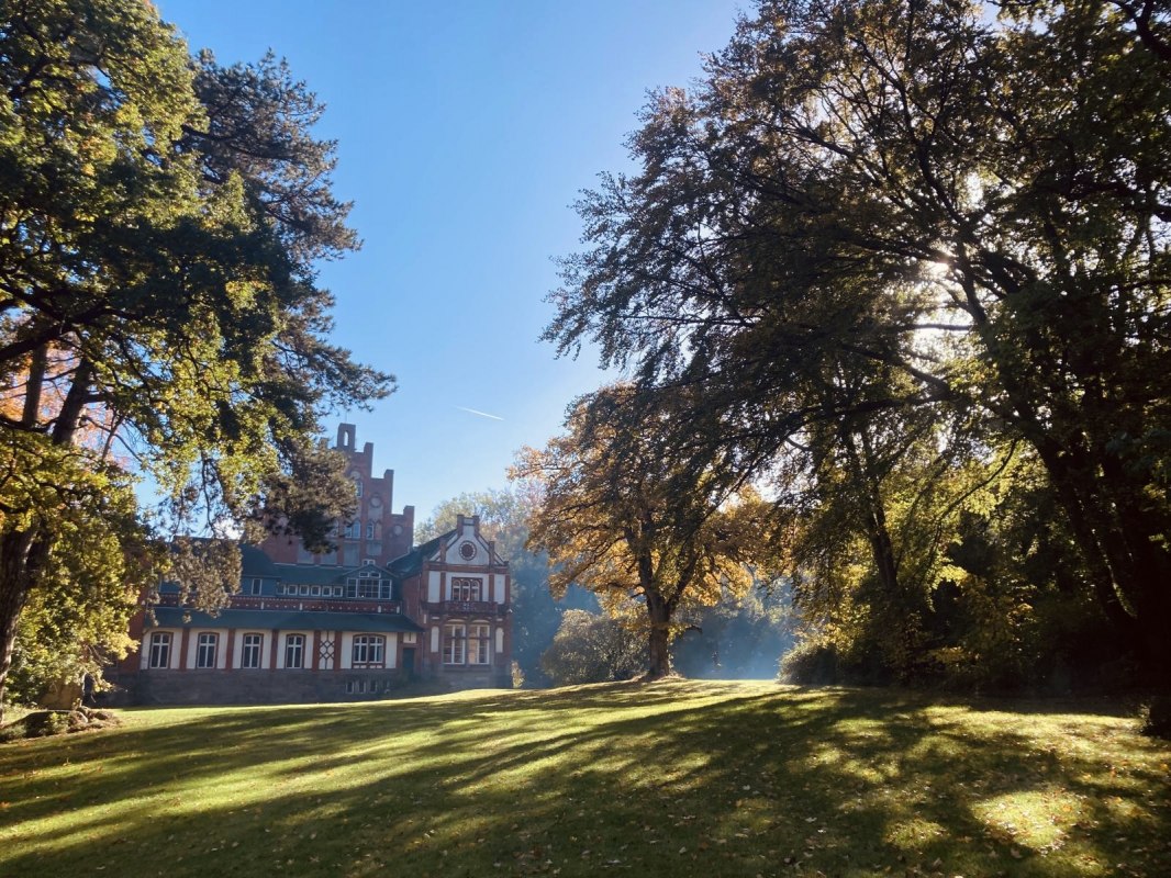 Het prachtige kasteelpark is vrij toegankelijk en biedt volop ruimte voor ideeën en vakanties. // © Schloss Kalkhorst Het prachtige kasteelpark is vrij toegankelijk en biedt volop ruimte voor ideeën en vakanties. // © Schloss Kalkhorst