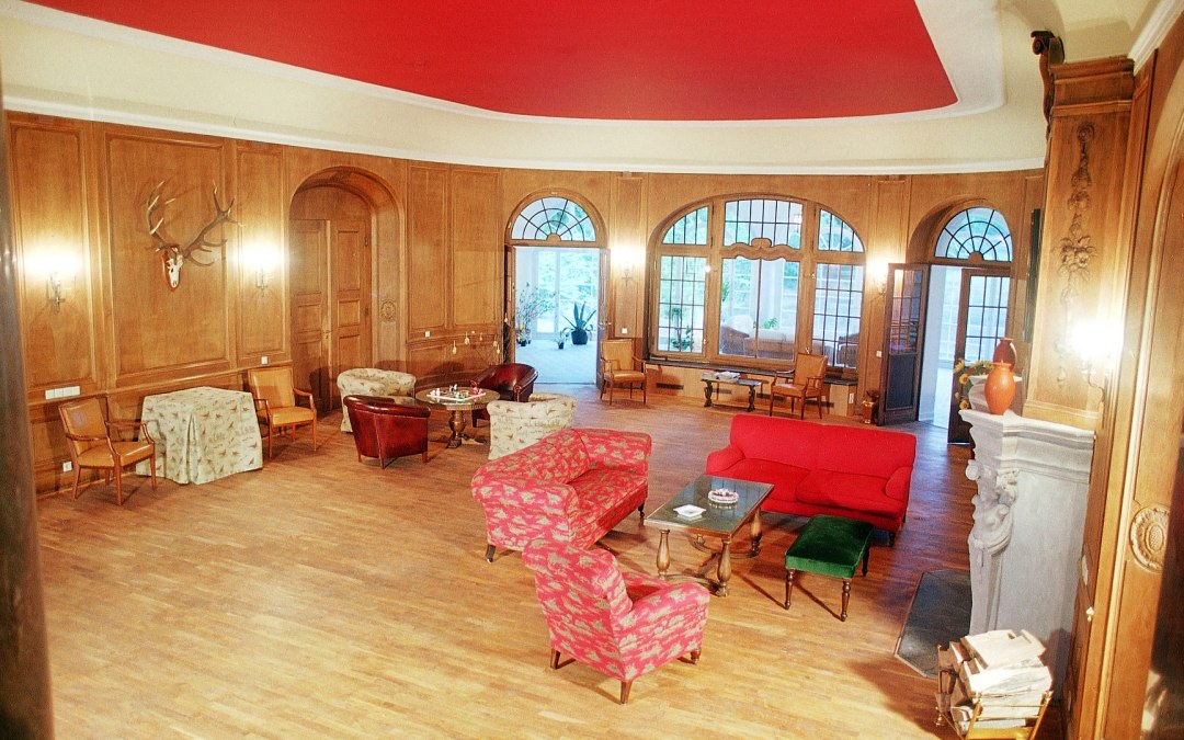 Spacious hall with fireplace, © Jagdschloss Bellin