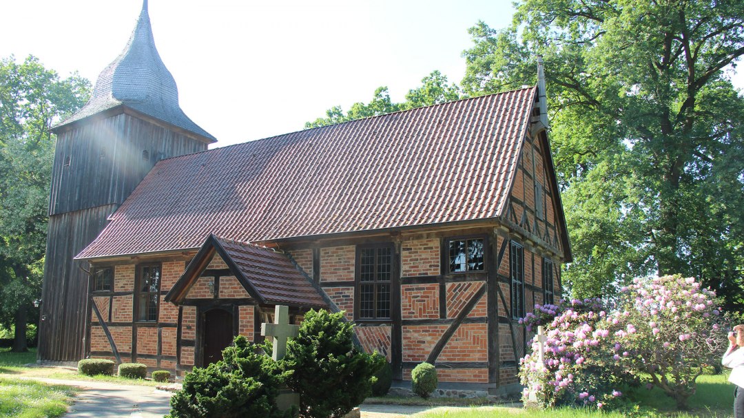 Widok z zewnątrz - kościół Dammwolde, © Silke Voss
