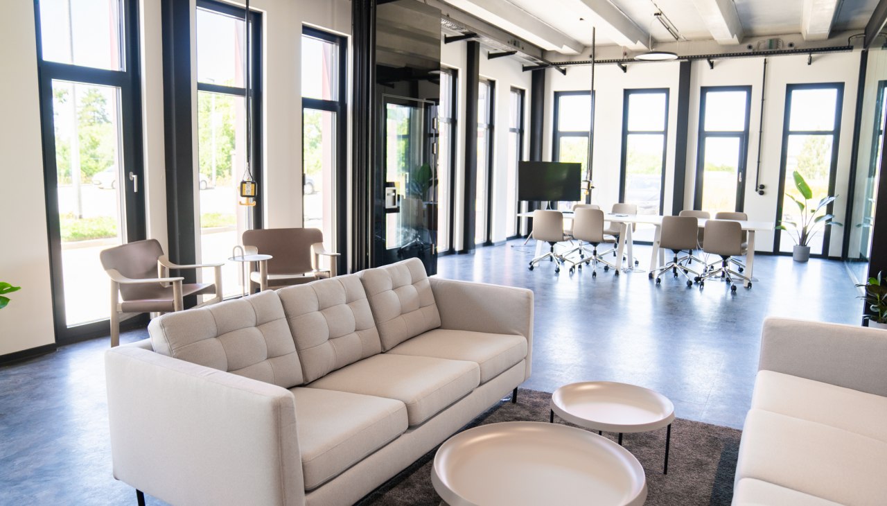 Working in the lounge or meeting room..., © Linus Möck