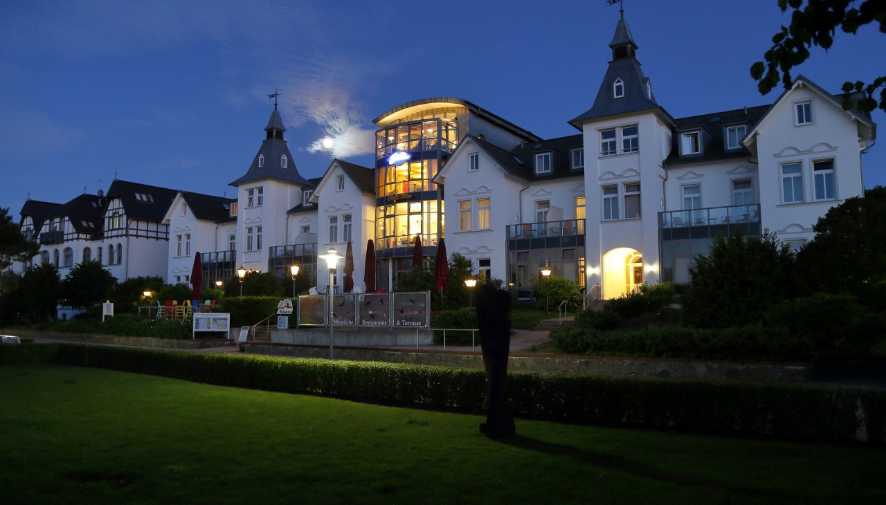 Asgard i morze oglądają wieczorny nastrój promenady, © Asgard Hotels