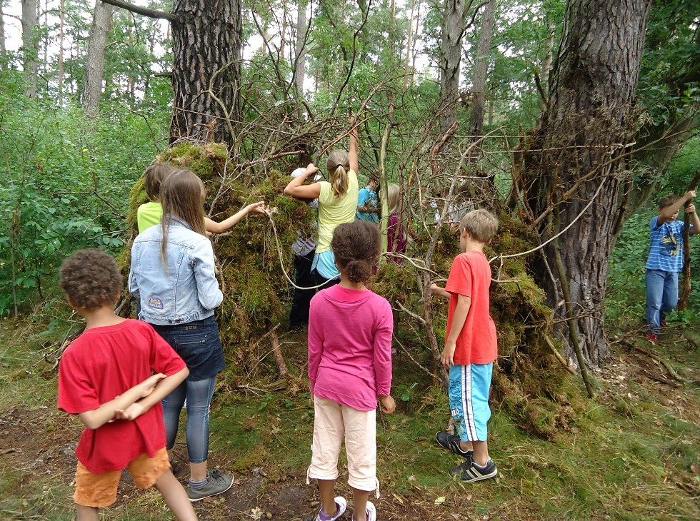 Huttenbouw op het milieukamp., © Zebef e.V. Huttenbouw op het milieukamp., © Zebef e.V.
