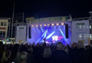 Konzert auf der Hauptbühne des Vier-Tore-Festes // © Veranstalter Konzert auf der Hauptbühne des Vier-Tore-Festes // © Veranstalter